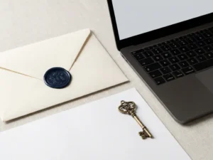Gouden sierssleutel en gelakt zegellak op juridisch document naast open laptop, op linnen ondergrond.