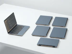 Één laptop naast een groep van vijf identieke laptops op een wit bureau, symboliseert schaalbare softwareontwikkeling.