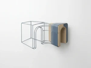 Wireframe prototype op wit bureau dat geleidelijk overgaat in een afgewerkt productmodel, geometrische vormen in leisteenblauw en zandtinten.